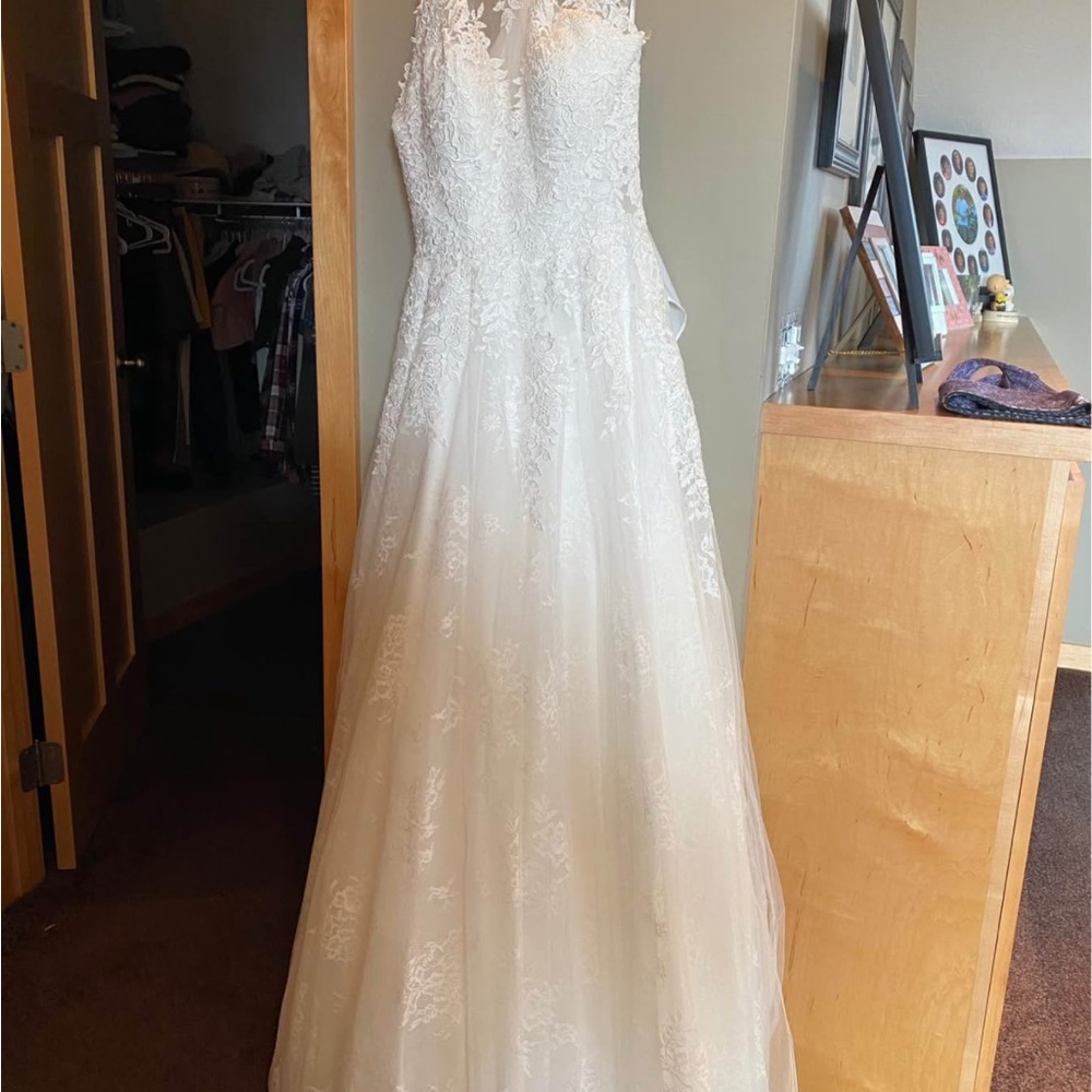 Elegant White Lace Wedding Dress